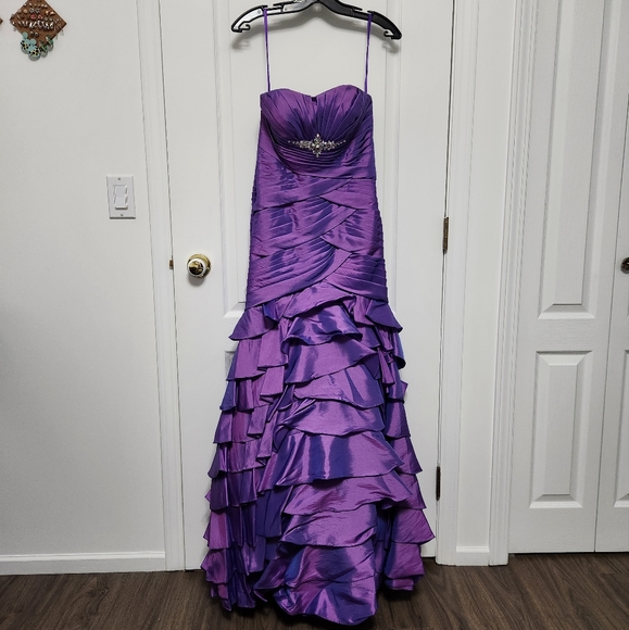 LIKE NEW prom dress - Picture 2 of 3